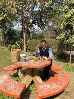 公園でくつろぐ現地の雰囲気